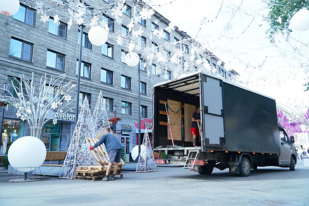 Фото В Новосибирске начали разбирать декорации на пешеходной улице Ленина — фоторепортаж 13