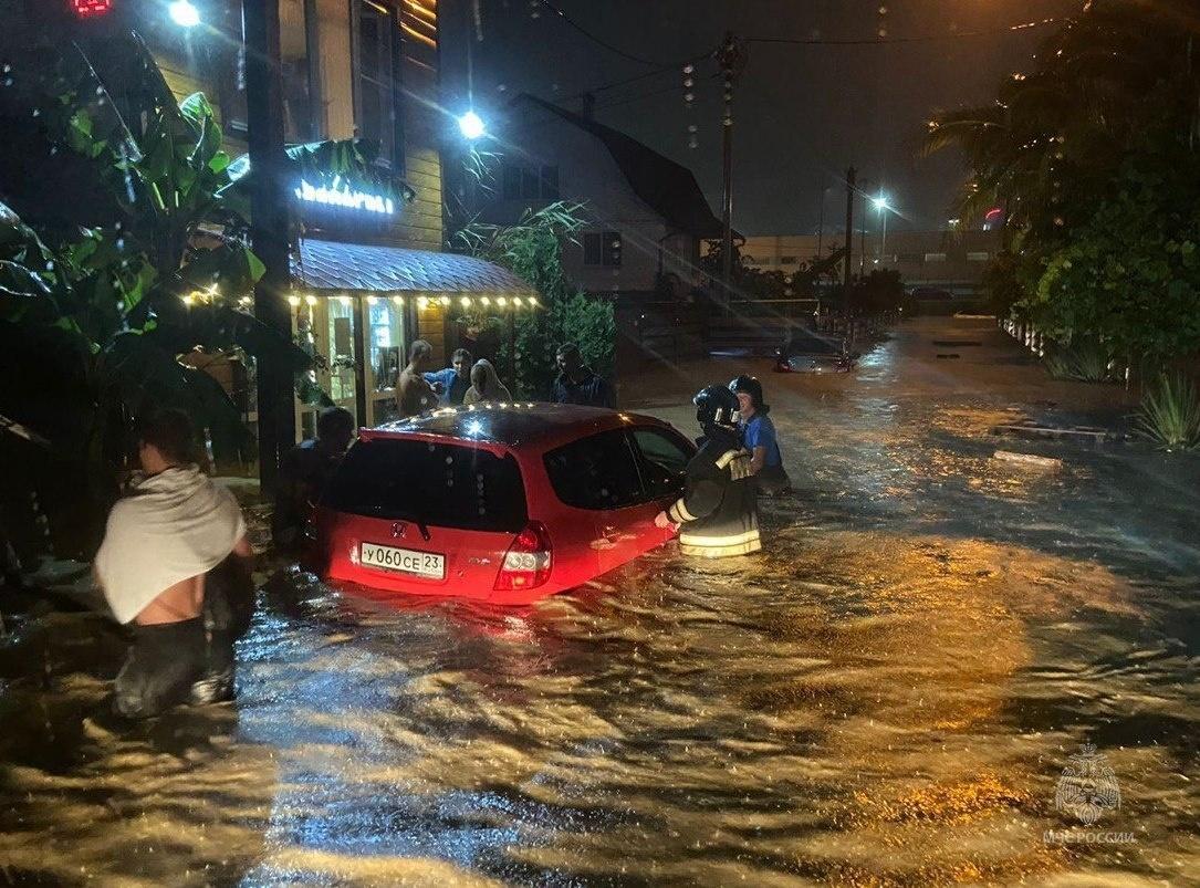 Фото Машины тонут на ходу: туристы бегут из Сочи и Абхазии после мощного наводнения 2