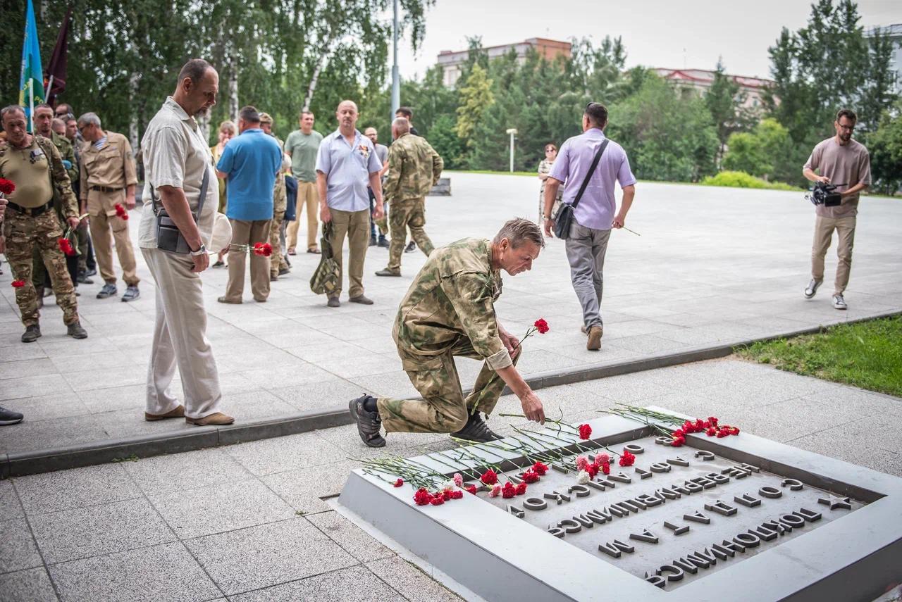 Фото Чечня – боль и слёзы матерей. В Новосибирске на Монументе Славы оплакивают погибших ветеранов боевых действий. ФОТОРЕПОРТАЖ 11
