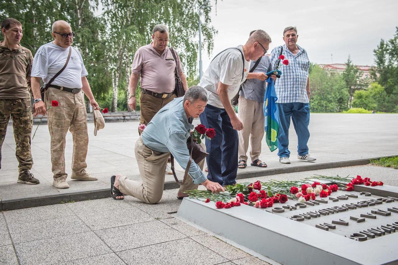 Фото Чечня – боль и слёзы матерей. В Новосибирске на Монументе Славы оплакивают погибших ветеранов боевых действий. ФОТОРЕПОРТАЖ 12