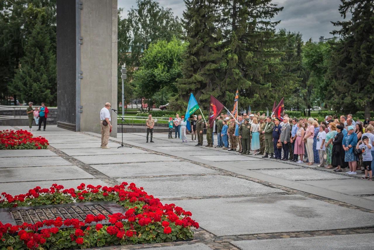 Фото Чечня – боль и слёзы матерей. В Новосибирске на Монументе Славы оплакивают погибших ветеранов боевых действий. ФОТОРЕПОРТАЖ 15