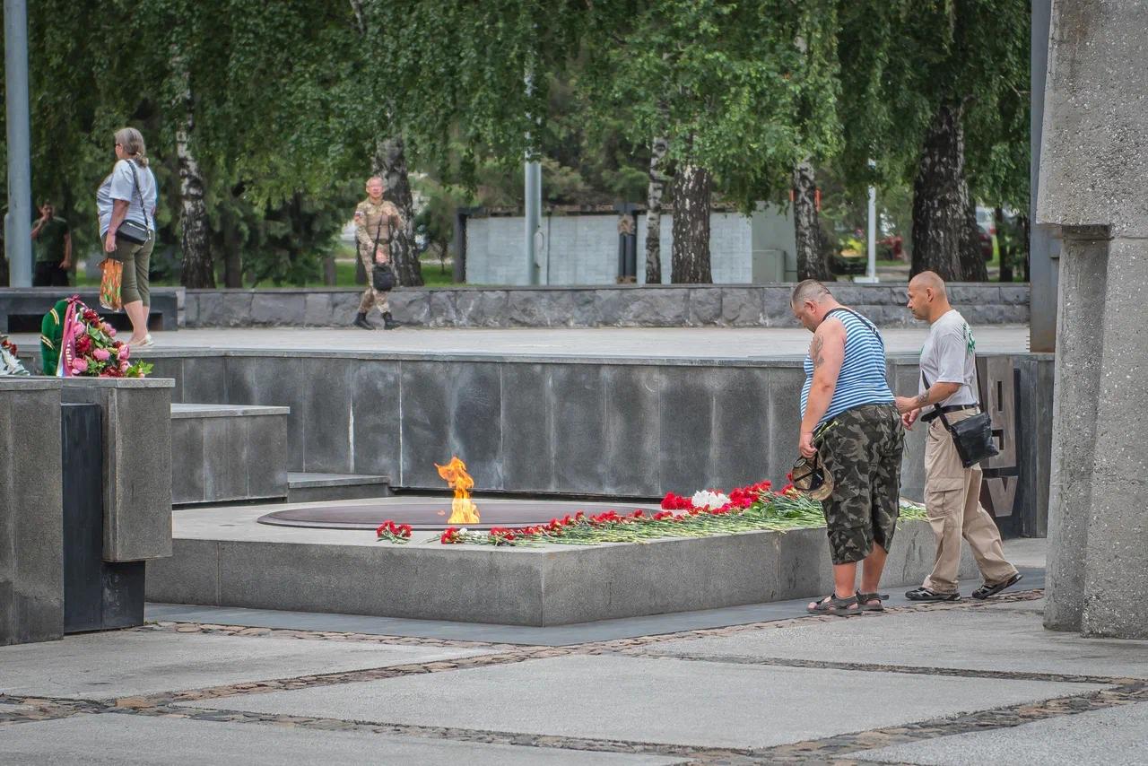 Фото Чечня – боль и слёзы матерей. В Новосибирске на Монументе Славы оплакивают погибших ветеранов боевых действий. ФОТОРЕПОРТАЖ 16