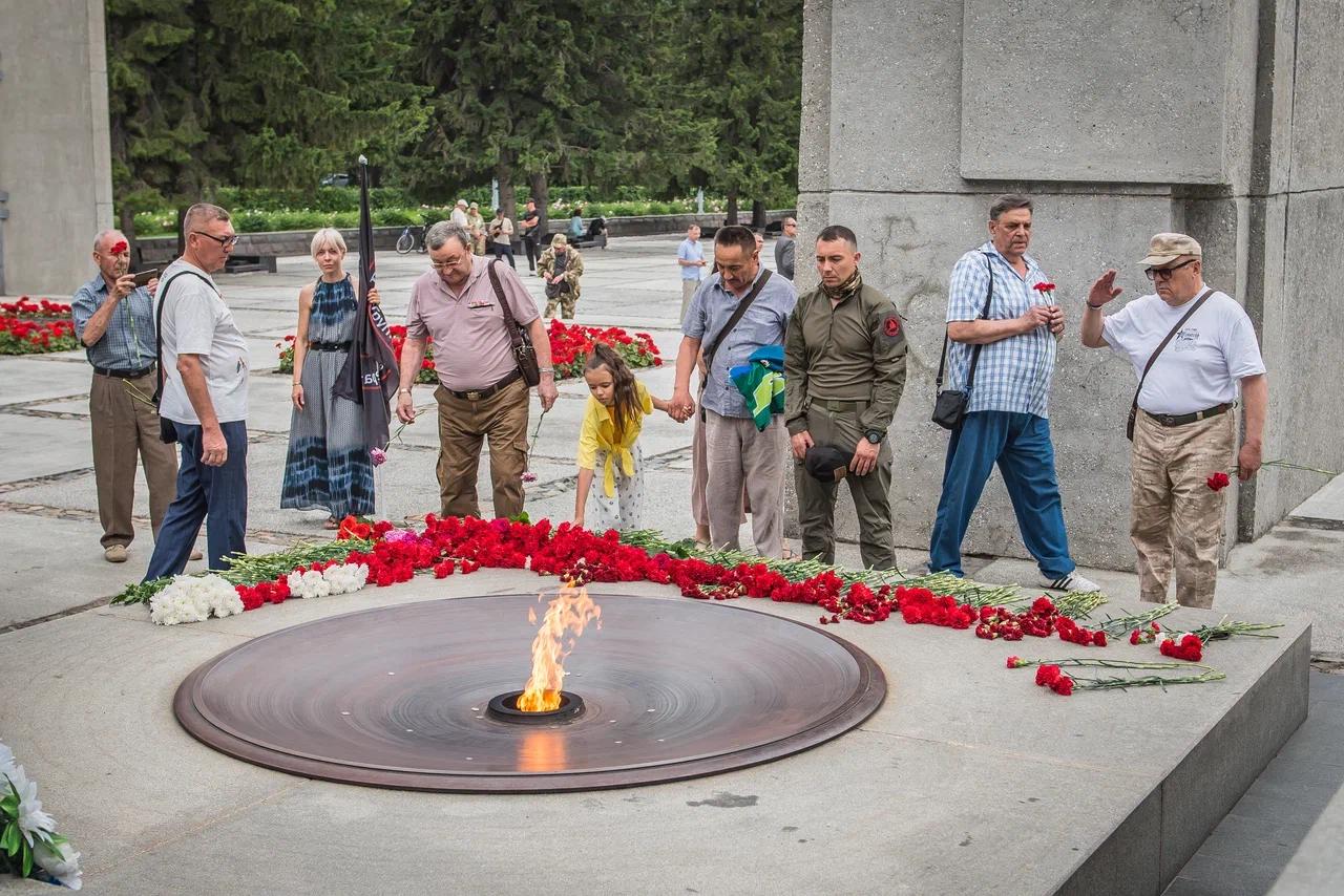 Фото Чечня – боль и слёзы матерей. В Новосибирске на Монументе Славы оплакивают погибших ветеранов боевых действий. ФОТОРЕПОРТАЖ 17