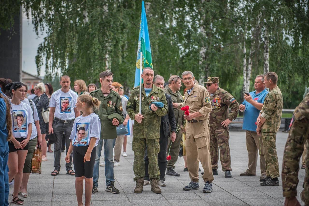 Фото Чечня – боль и слёзы матерей. В Новосибирске на Монументе Славы оплакивают погибших ветеранов боевых действий. ФОТОРЕПОРТАЖ 4