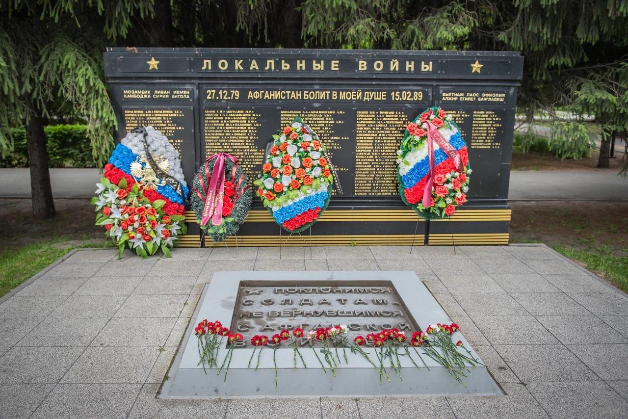 Фото Чечня – боль и слёзы матерей. В Новосибирске на Монументе Славы оплакивают погибших ветеранов боевых действий. ФОТОРЕПОРТАЖ 6