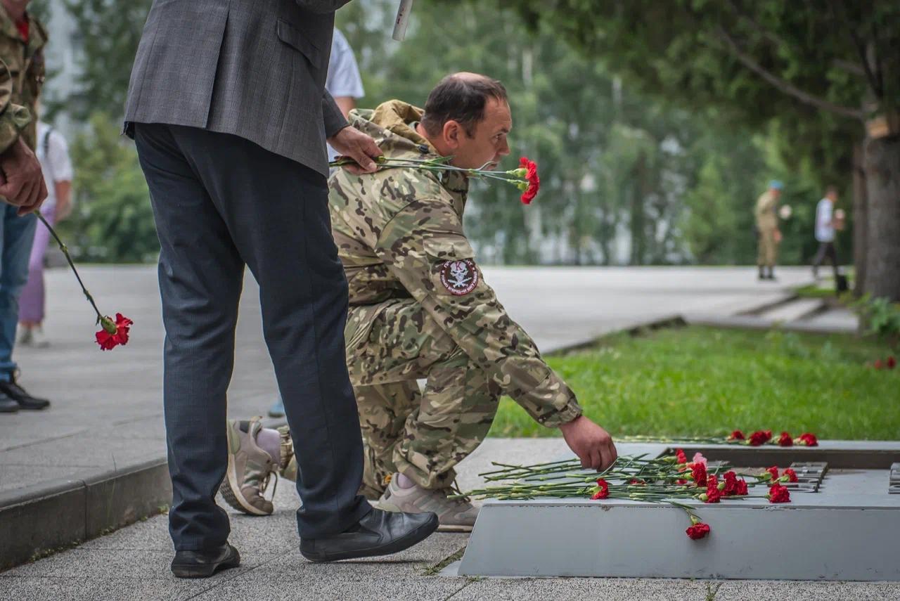 Фото Чечня – боль и слёзы матерей. В Новосибирске на Монументе Славы оплакивают погибших ветеранов боевых действий. ФОТОРЕПОРТАЖ 7