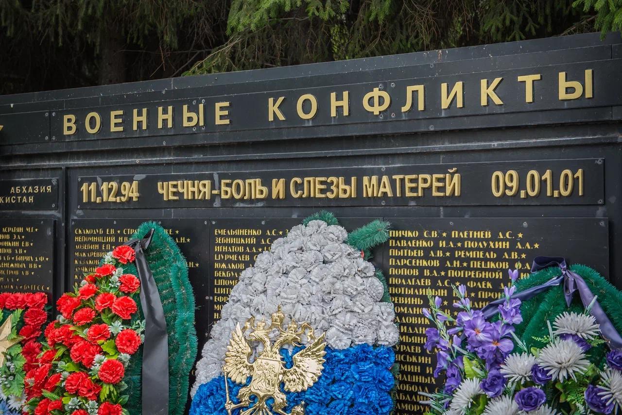 Фото Чечня – боль и слёзы матерей. В Новосибирске на Монументе Славы оплакивают погибших ветеранов боевых действий. ФОТОРЕПОРТАЖ 9
