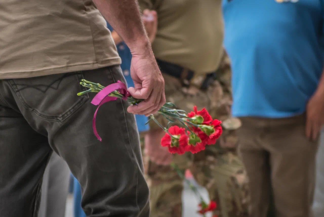 Фото Чечня – боль и слёзы матерей. В Новосибирске на Монументе Славы оплакивают погибших ветеранов боевых действий. ФОТОРЕПОРТАЖ 10