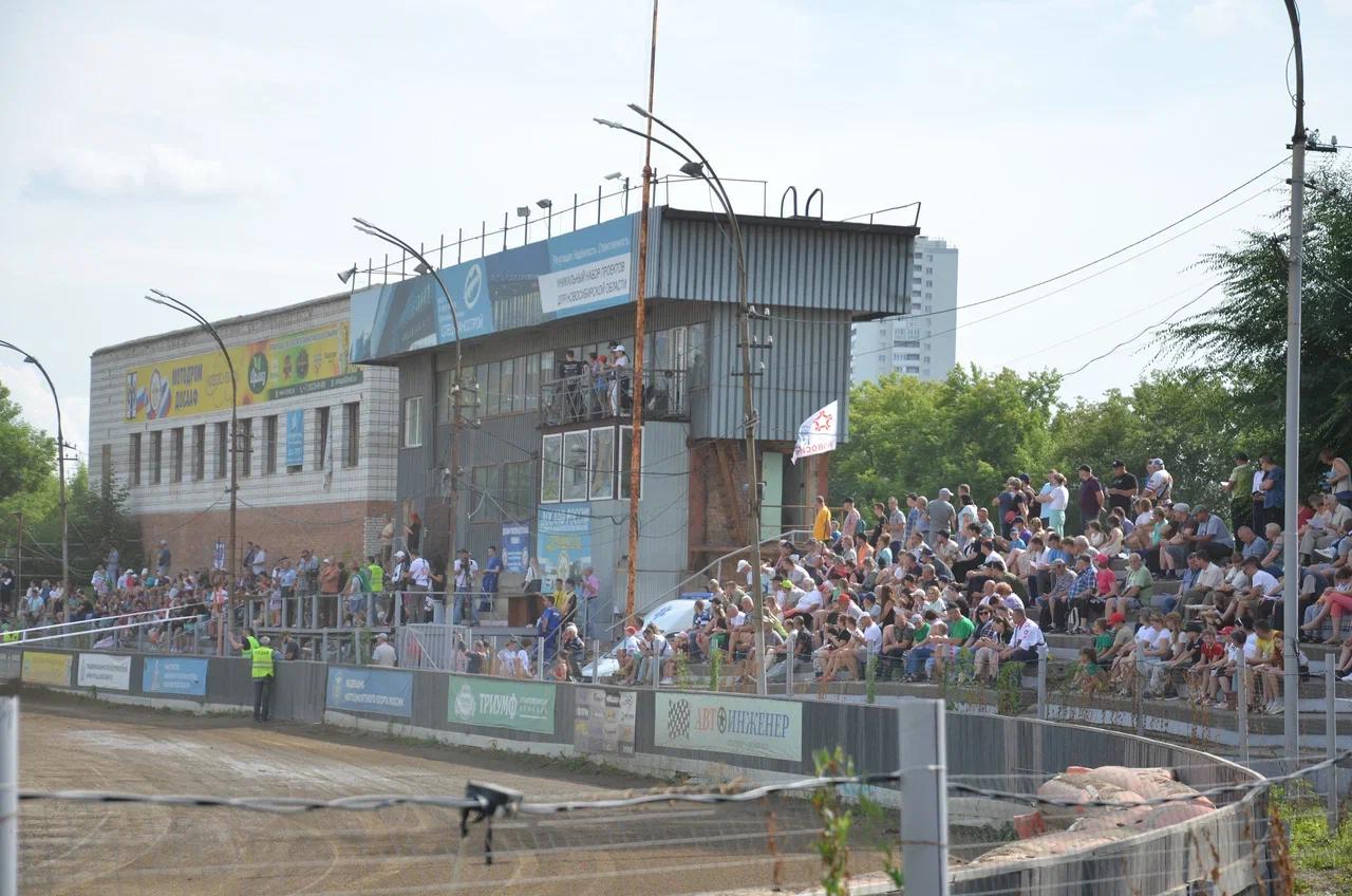 Фото Гонки на гаревой дорожке: как в Новосибирске прошли командные соревнования по мотоспорту — фото 2