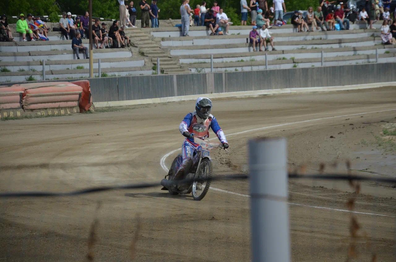 Фото Гонки на гаревой дорожке: как в Новосибирске прошли командные соревнования по мотоспорту — фото 3