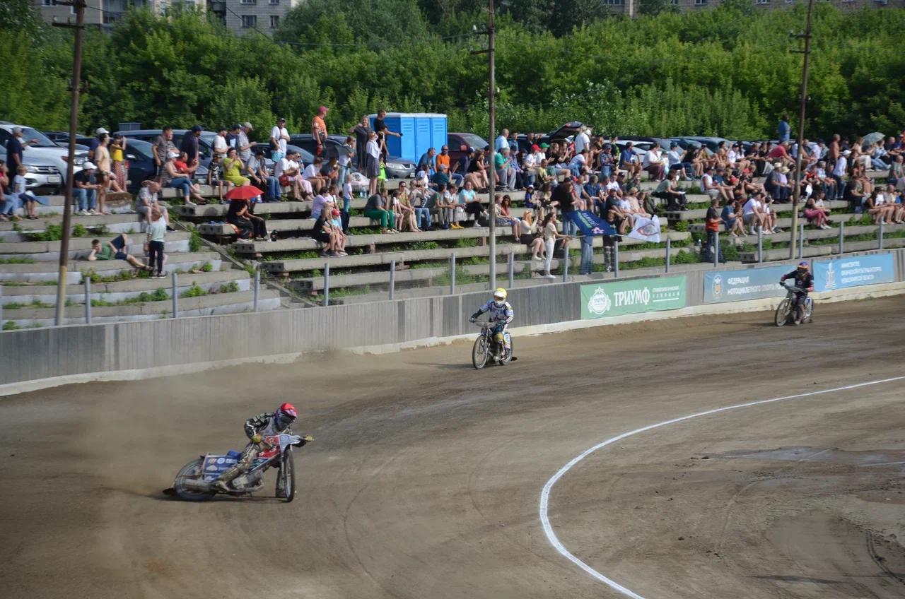 Фото Гонки на гаревой дорожке: как в Новосибирске прошли командные соревнования по мотоспорту — фото 4