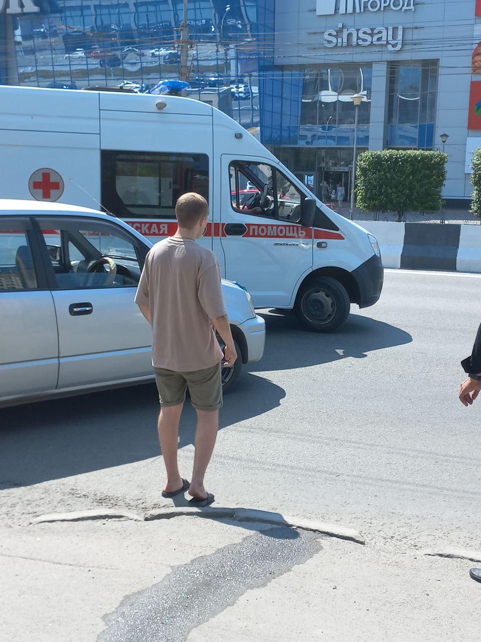 Фото В Новосибирске женщина на «Хонде» сбила самокатчика на Красном проспекте 3