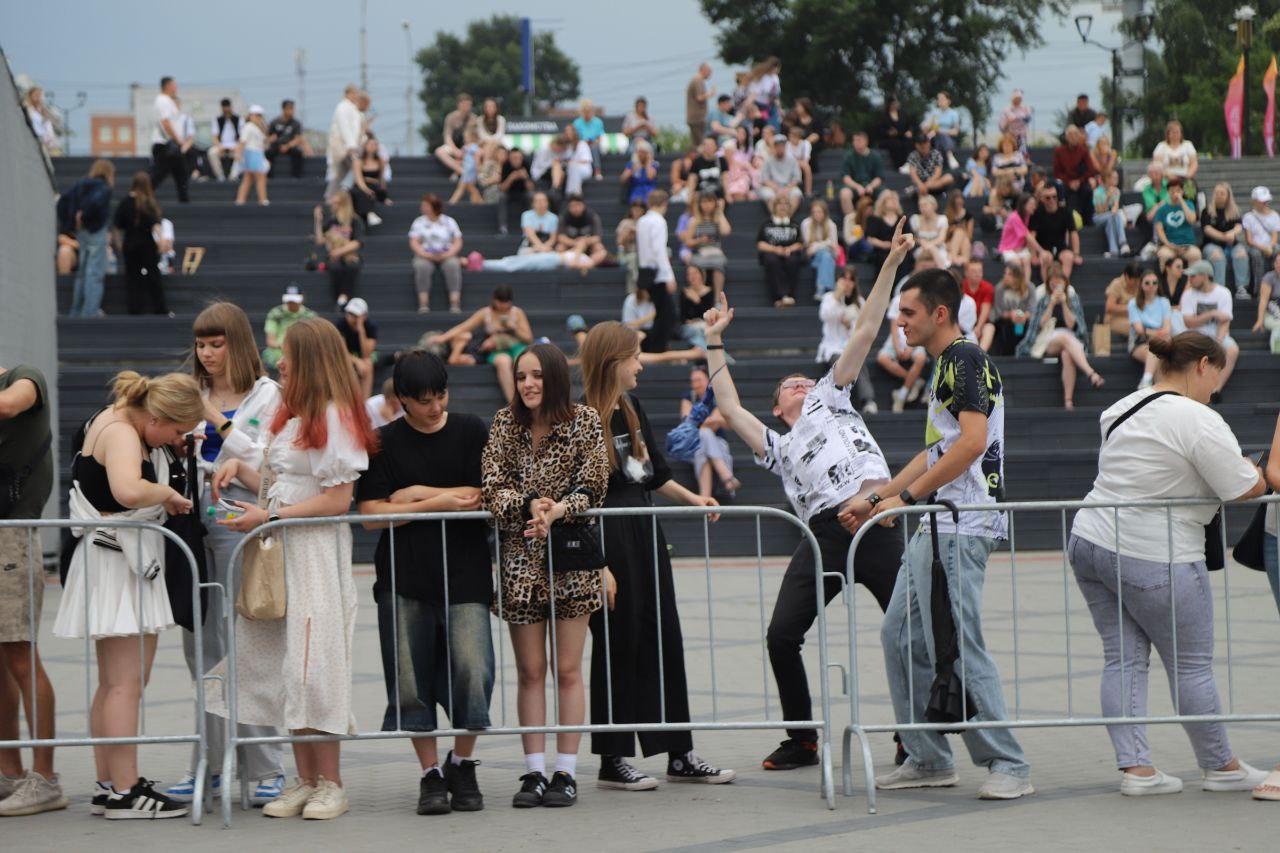 Фото В Новосибирске сотни фанатов собрались на Михайловской набережной на концерт группы «Город 312» 2