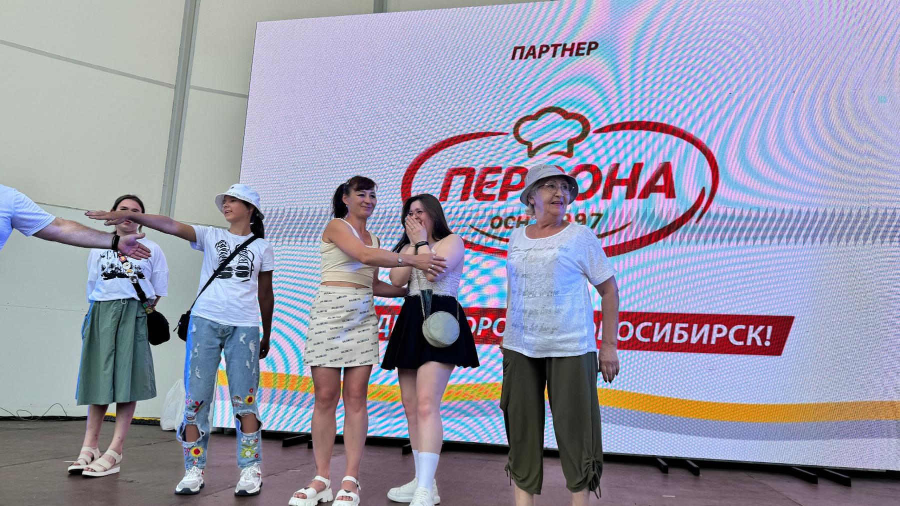 Фото Звёзды на сцене и трансформеры в парке: в Новосибирске с размахом завершилось празднование Дня города. Полный фотоотчёт 90