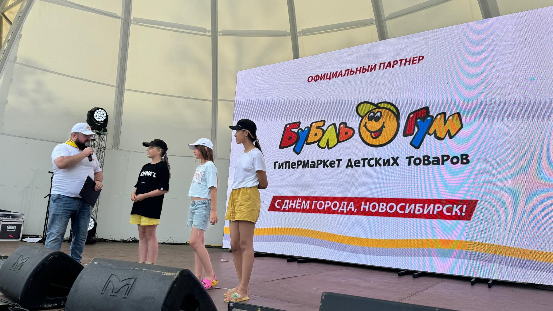 Фото Звёзды на сцене и трансформеры в парке: в Новосибирске с размахом завершилось празднование Дня города. Полный фотоотчёт 102