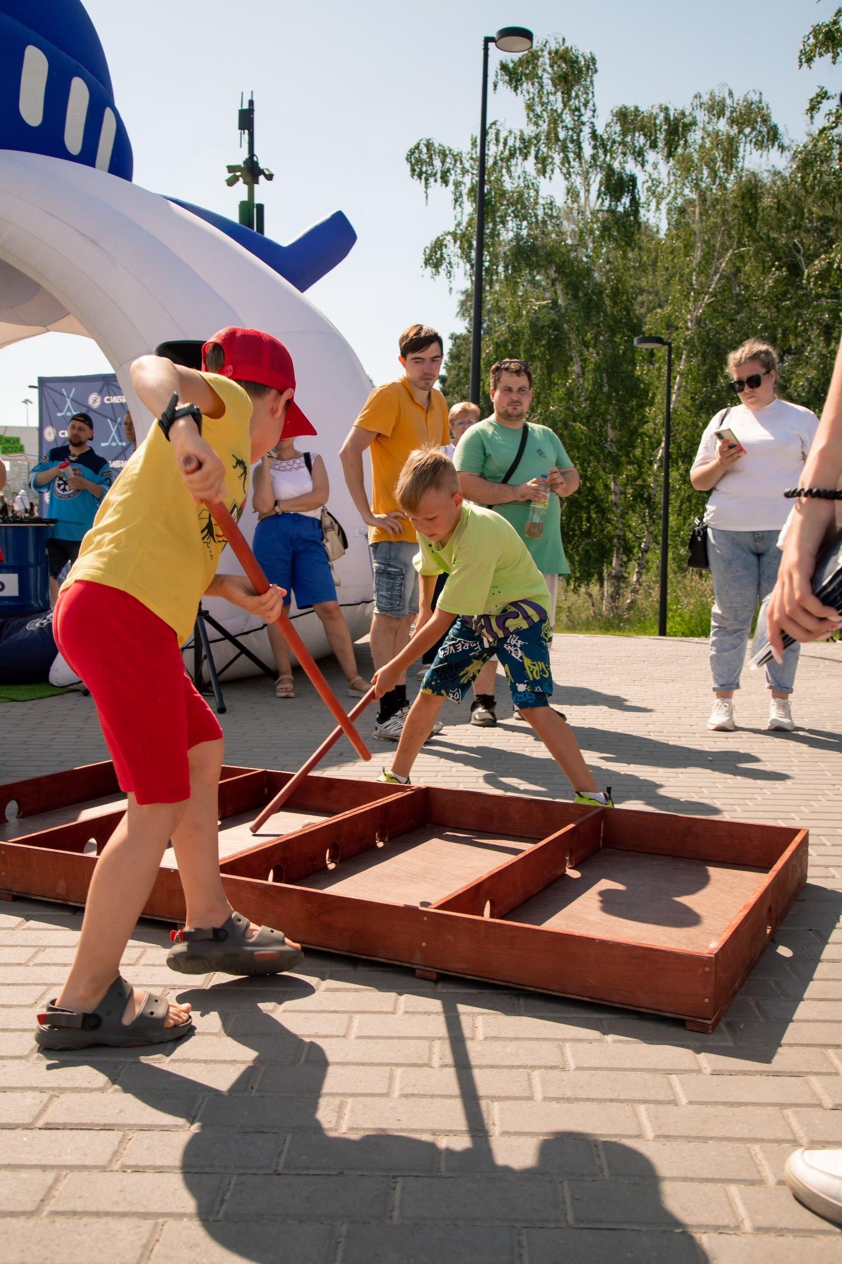 Фото Звёзды на сцене и трансформеры в парке: в Новосибирске с размахом завершилось празднование Дня города. Полный фотоотчёт 11