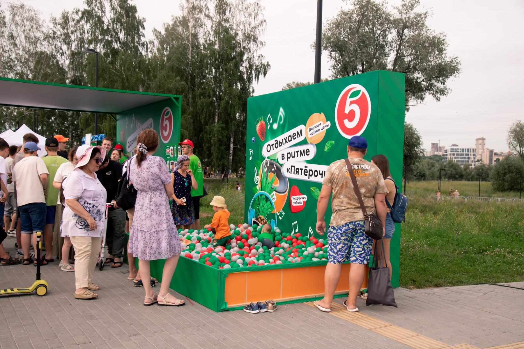 Фото Звёзды на сцене и трансформеры в парке: в Новосибирске с размахом завершилось празднование Дня города. Полный фотоотчёт 7