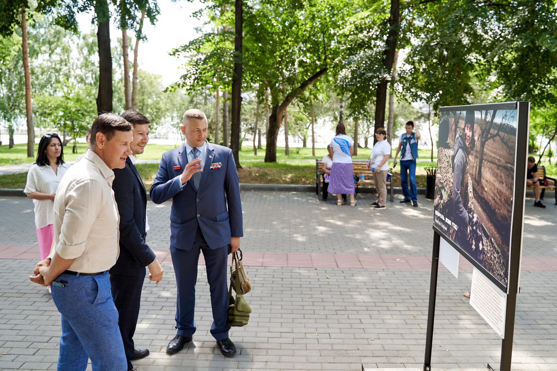 Фото Впервые в Новосибирск приехала выставка деятелей искусства Донецкой Народной Республики «Юность в огне» 4