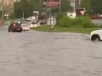 Фото Разрушенные дома и затопленные дороги. Как Новосибирск пережил мощный ливень и ураган 3