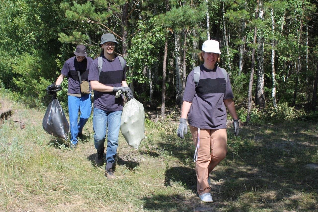 Фото Корпоративные эковолонтеры провели масштабную уборку в Караканском бору 3 - Сиб.ФМ Фото Корпоративные эковолонтеры провели масштабную уборку в Караканском бору 3