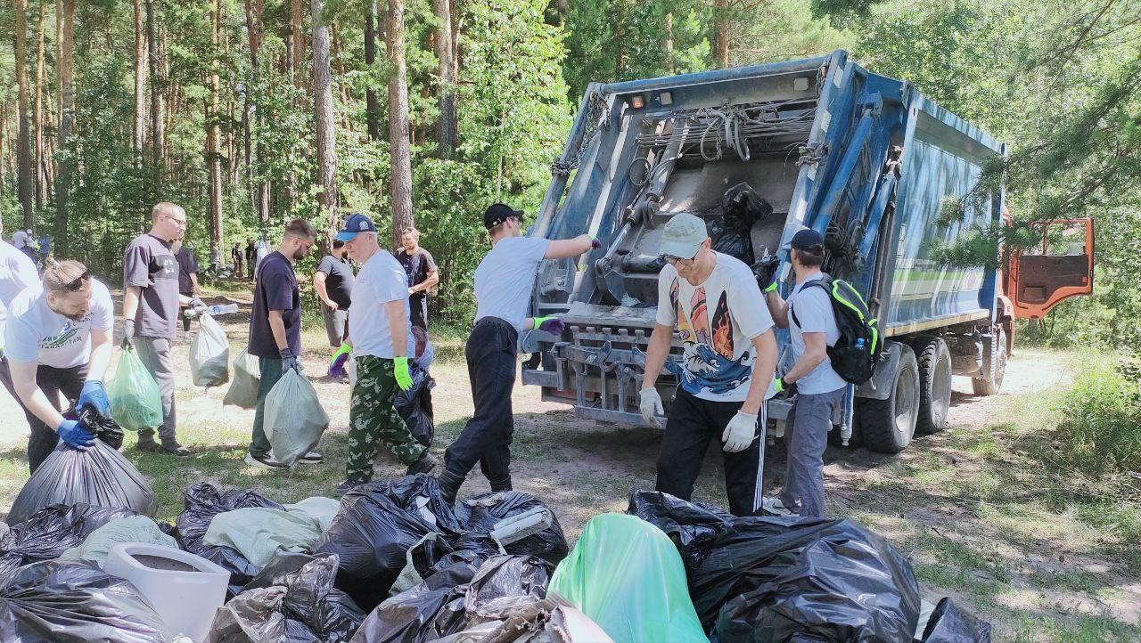 Фото Корпоративные эковолонтеры провели масштабную уборку в Караканском бору 5 - Сиб.ФМ Фото Корпоративные эковолонтеры провели масштабную уборку в Караканском бору 5