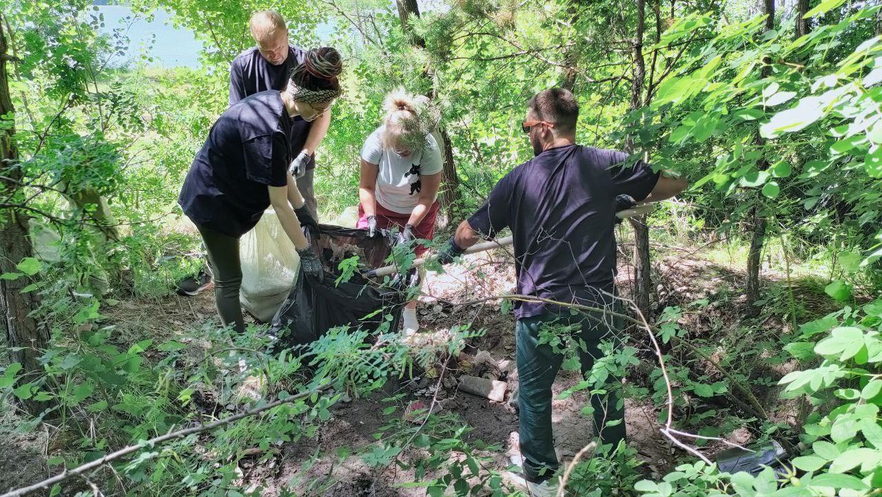 Фото Корпоративные эковолонтеры провели масштабную уборку в Караканском бору 2 - Сиб.ФМ Фото Корпоративные эковолонтеры провели масштабную уборку в Караканском бору 2