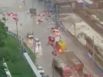 Фото Разрушенные дома и затопленные дороги. Как Новосибирск пережил мощный ливень и ураган 4