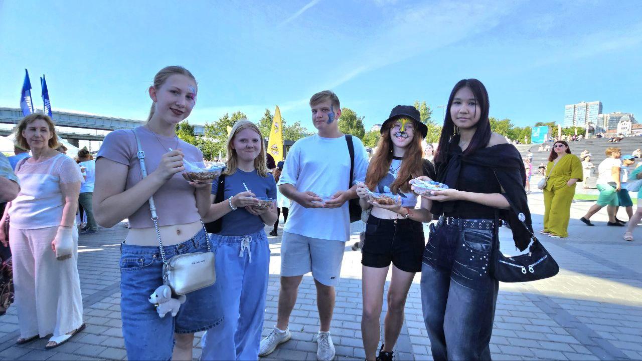 Фото Гигантская яичница и турнир по ловле рыбы. Опубликованы кадры масштабного «Пикник феста» на Михайловской набережной 34 - Сиб.ФМ Фото Гигантская яичница и турнир по ловле рыбы. Опубликованы кадры масштабного «Пикник феста» на Михайловской набережной 34