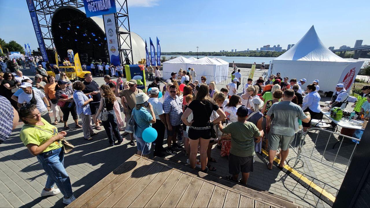 Фото Гигантская яичница и турнир по ловле рыбы. Опубликованы кадры масштабного «Пикник феста» на Михайловской набережной 31 - Сиб.ФМ Фото Гигантская яичница и турнир по ловле рыбы. Опубликованы кадры масштабного «Пикник феста» на Михайловской набережной 31