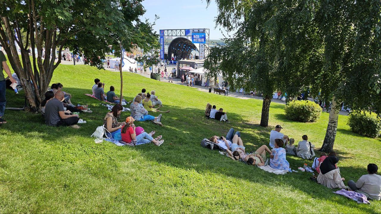 Фото Гигантская яичница и турнир по ловле рыбы. Опубликованы кадры масштабного «Пикник феста» на Михайловской набережной 40 - Сиб.ФМ Фото Гигантская яичница и турнир по ловле рыбы. Опубликованы кадры масштабного «Пикник феста» на Михайловской набережной 40