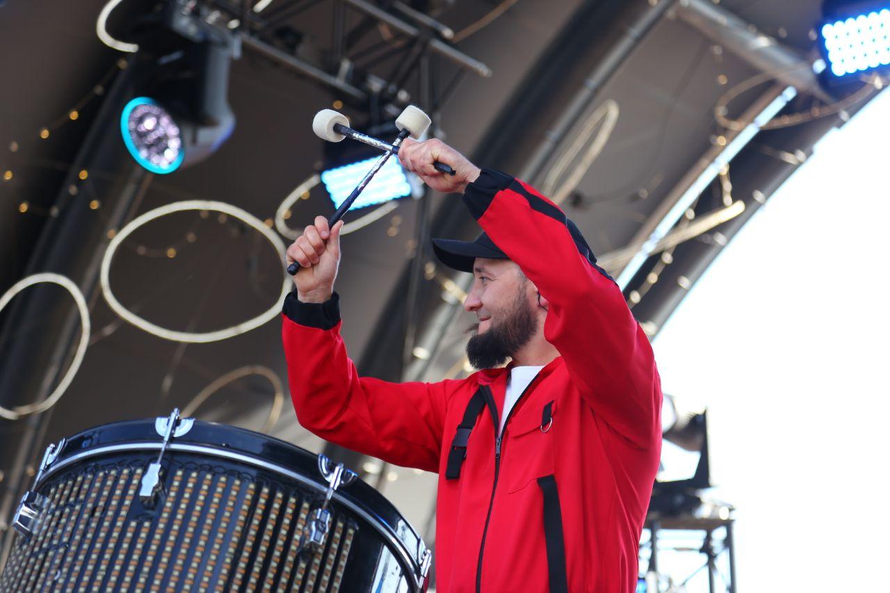 Фото Гигантская яичница и турнир по ловле рыбы. Опубликованы кадры масштабного «Пикник феста» на Михайловской набережной 43 - Сиб.ФМ Фото Гигантская яичница и турнир по ловле рыбы. Опубликованы кадры масштабного «Пикник феста» на Михайловской набережной 43