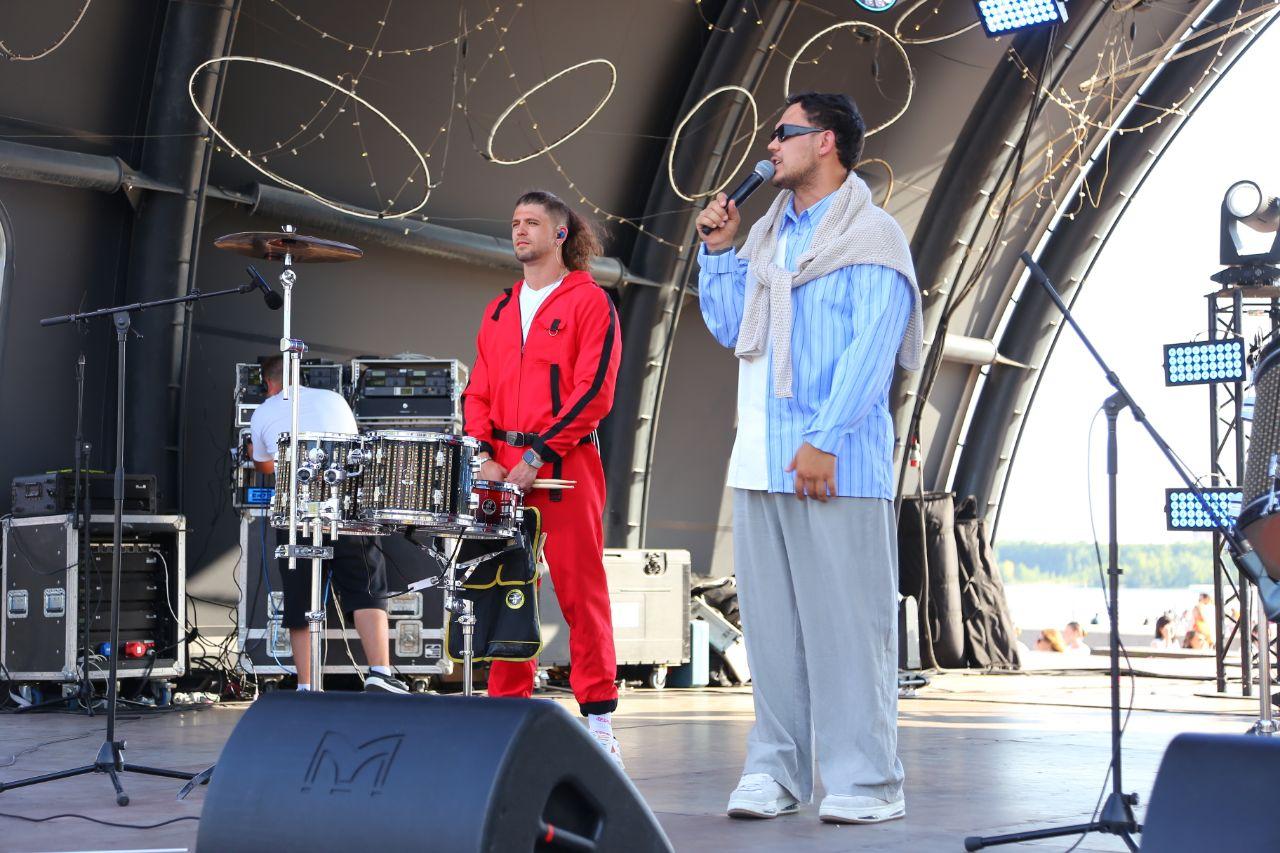 Фото Гигантская яичница и турнир по ловле рыбы. Опубликованы кадры масштабного «Пикник феста» на Михайловской набережной 42 - Сиб.ФМ Фото Гигантская яичница и турнир по ловле рыбы. Опубликованы кадры масштабного «Пикник феста» на Михайловской набережной 42