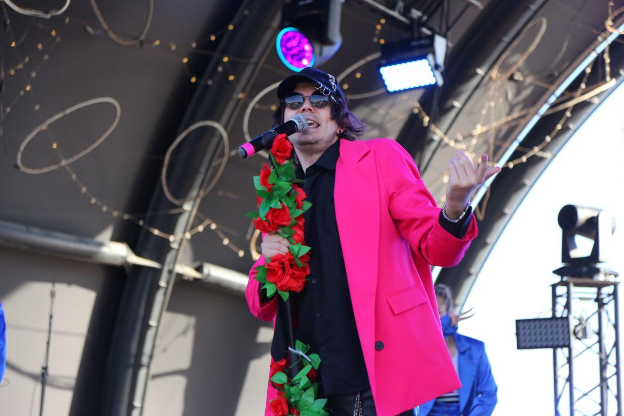 Фото Гигантская яичница и турнир по ловле рыбы. Опубликованы кадры масштабного «Пикник феста» на Михайловской набережной 50 - Сиб.ФМ Фото Гигантская яичница и турнир по ловле рыбы. Опубликованы кадры масштабного «Пикник феста» на Михайловской набережной 50