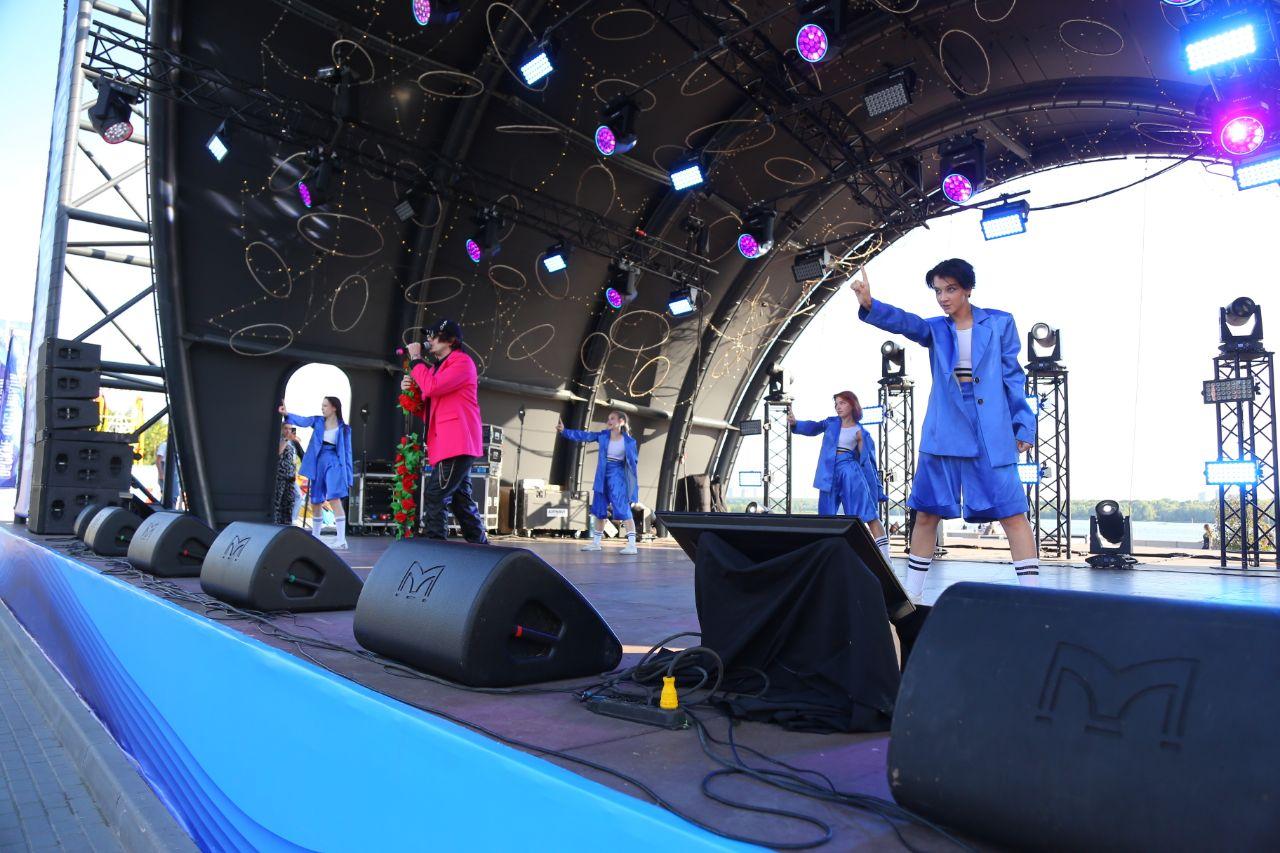 Фото Гигантская яичница и турнир по ловле рыбы. Опубликованы кадры масштабного «Пикник феста» на Михайловской набережной 48 - Сиб.ФМ Фото Гигантская яичница и турнир по ловле рыбы. Опубликованы кадры масштабного «Пикник феста» на Михайловской набережной 48