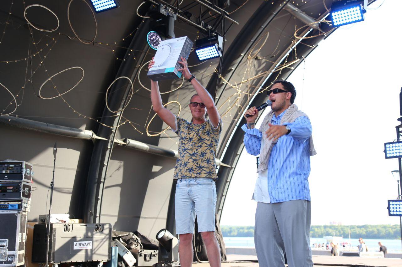 Фото Гигантская яичница и турнир по ловле рыбы. Опубликованы кадры масштабного «Пикник феста» на Михайловской набережной 47 - Сиб.ФМ Фото Гигантская яичница и турнир по ловле рыбы. Опубликованы кадры масштабного «Пикник феста» на Михайловской набережной 47