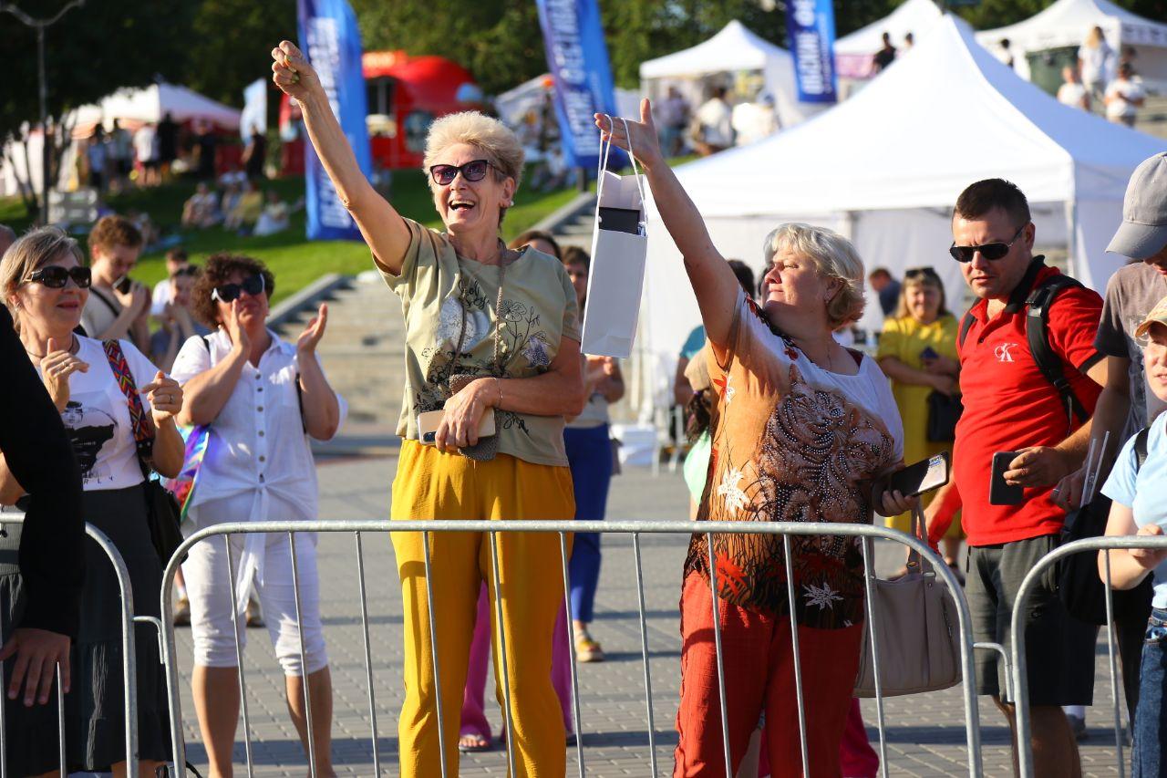 Фото Гигантская яичница и турнир по ловле рыбы. Опубликованы кадры масштабного «Пикник феста» на Михайловской набережной 60 - Сиб.ФМ Фото Гигантская яичница и турнир по ловле рыбы. Опубликованы кадры масштабного «Пикник феста» на Михайловской набережной 60