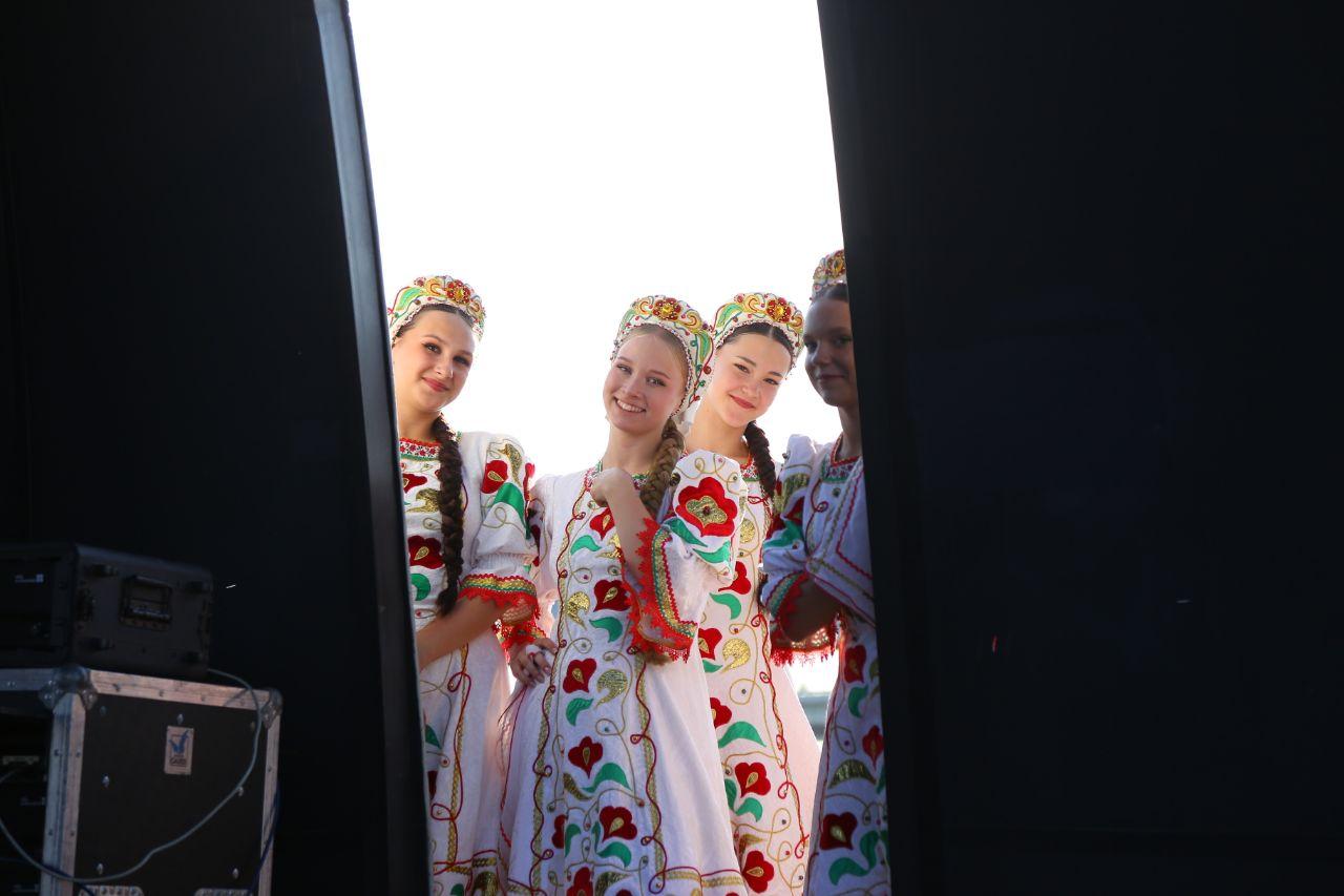 Фото Гигантская яичница и турнир по ловле рыбы. Опубликованы кадры масштабного «Пикник феста» на Михайловской набережной 57 - Сиб.ФМ Фото Гигантская яичница и турнир по ловле рыбы. Опубликованы кадры масштабного «Пикник феста» на Михайловской набережной 57