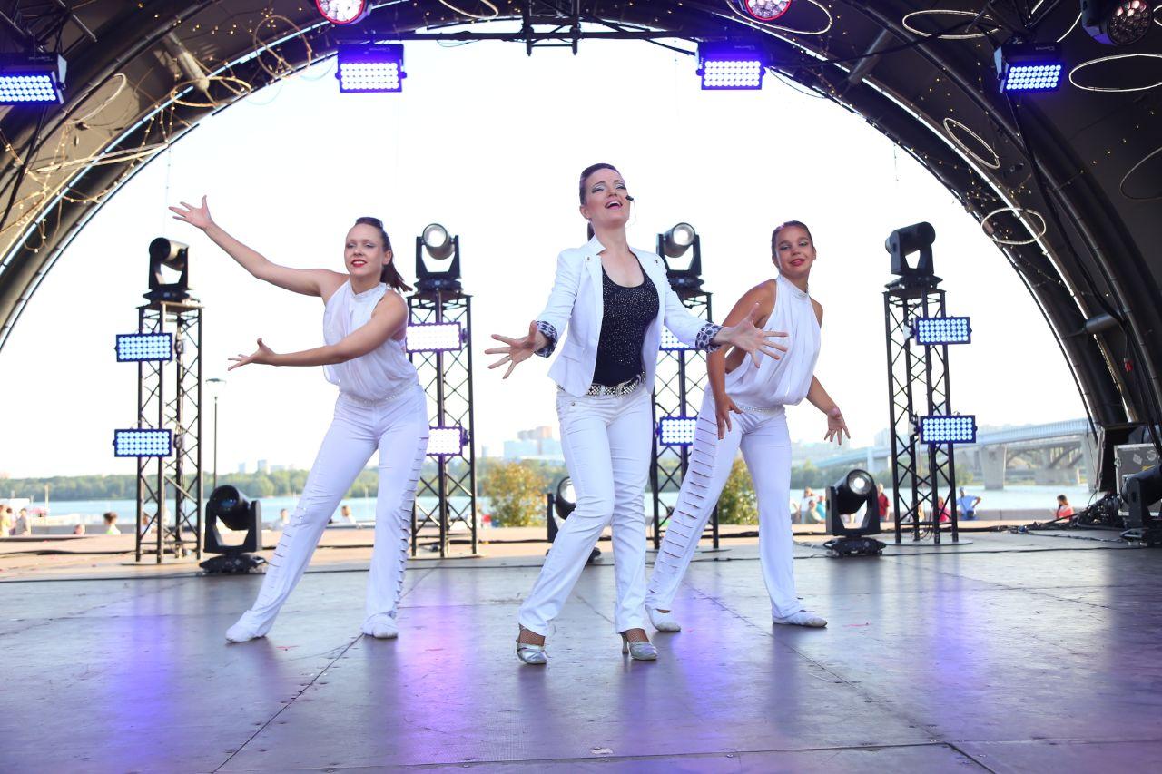 Фото Гигантская яичница и турнир по ловле рыбы. Опубликованы кадры масштабного «Пикник феста» на Михайловской набережной 56 - Сиб.ФМ Фото Гигантская яичница и турнир по ловле рыбы. Опубликованы кадры масштабного «Пикник феста» на Михайловской набережной 56