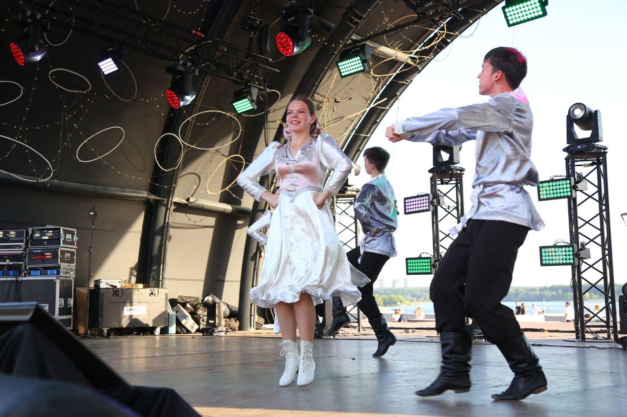 Фото Гигантская яичница и турнир по ловле рыбы. Опубликованы кадры масштабного «Пикник феста» на Михайловской набережной 55 - Сиб.ФМ Фото Гигантская яичница и турнир по ловле рыбы. Опубликованы кадры масштабного «Пикник феста» на Михайловской набережной 55