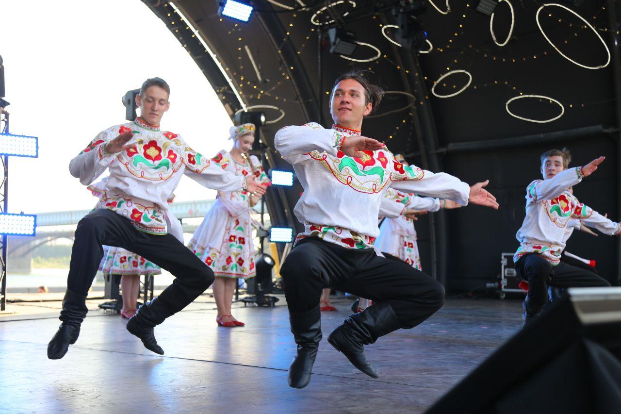 Фото Гигантская яичница и турнир по ловле рыбы. Опубликованы кадры масштабного «Пикник феста» на Михайловской набережной 54 - Сиб.ФМ Фото Гигантская яичница и турнир по ловле рыбы. Опубликованы кадры масштабного «Пикник феста» на Михайловской набережной 54