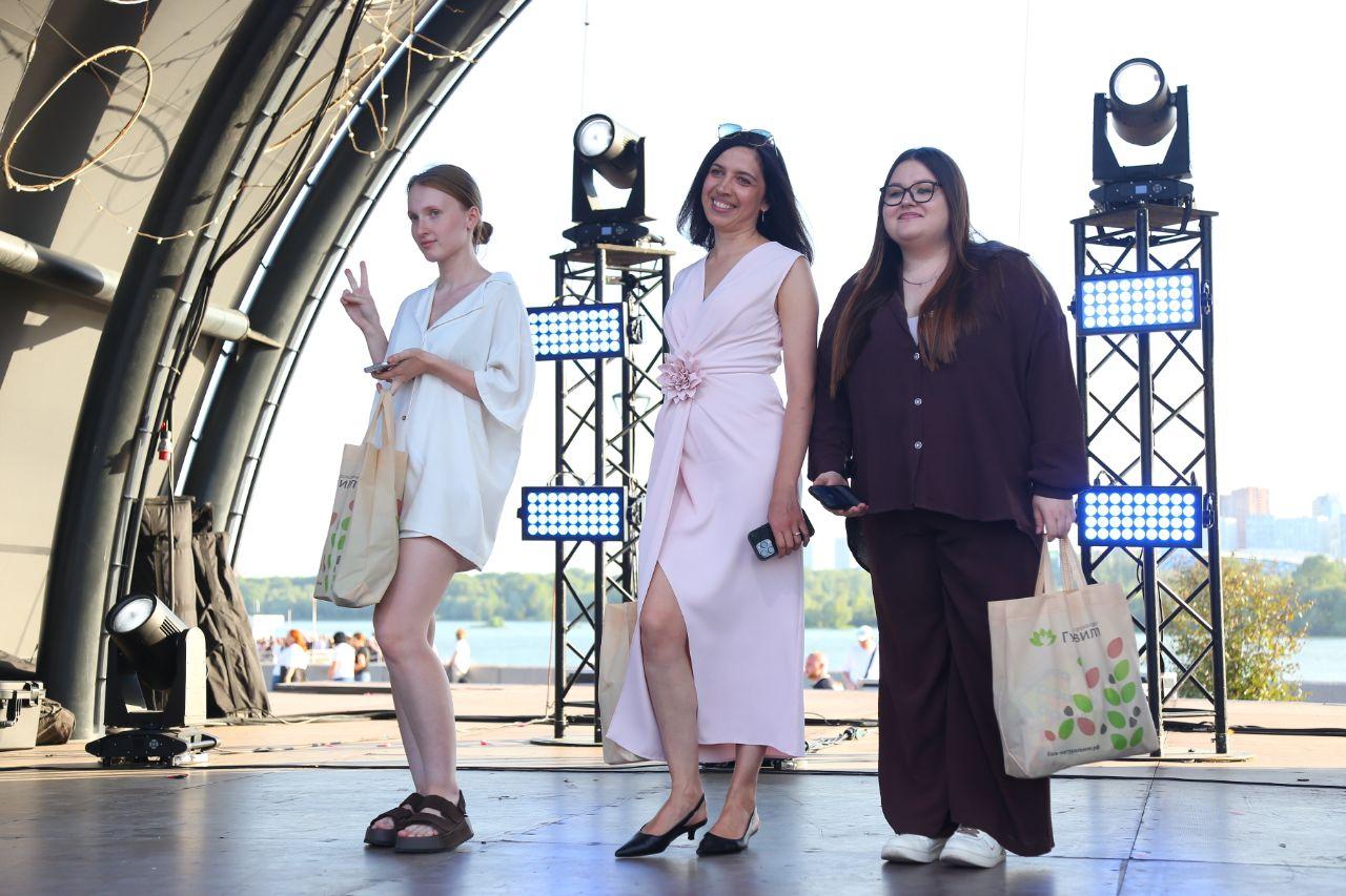 Фото Гигантская яичница и турнир по ловле рыбы. Опубликованы кадры масштабного «Пикник феста» на Михайловской набережной 53 - Сиб.ФМ Фото Гигантская яичница и турнир по ловле рыбы. Опубликованы кадры масштабного «Пикник феста» на Михайловской набережной 53