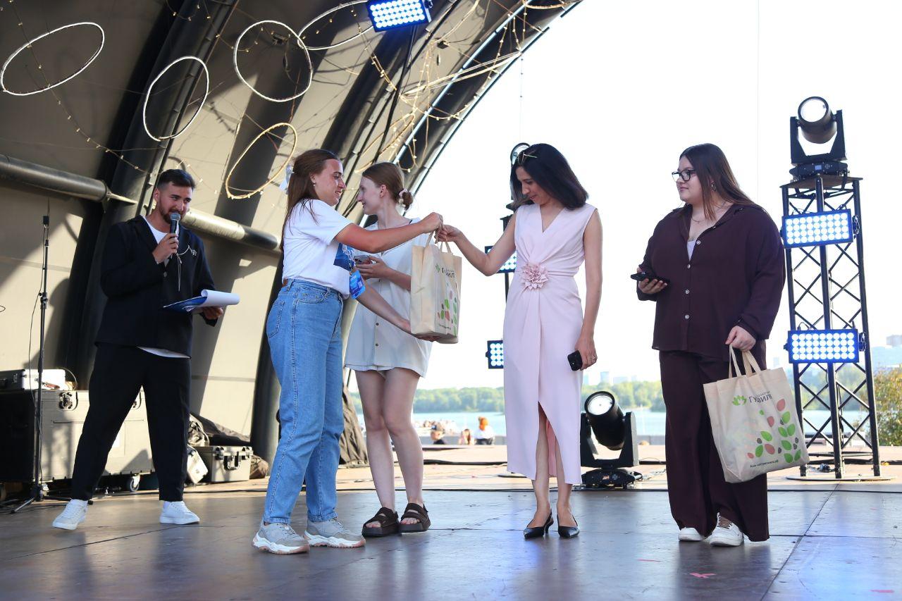 Фото Гигантская яичница и турнир по ловле рыбы. Опубликованы кадры масштабного «Пикник феста» на Михайловской набережной 63 - Сиб.ФМ Фото Гигантская яичница и турнир по ловле рыбы. Опубликованы кадры масштабного «Пикник феста» на Михайловской набережной 63