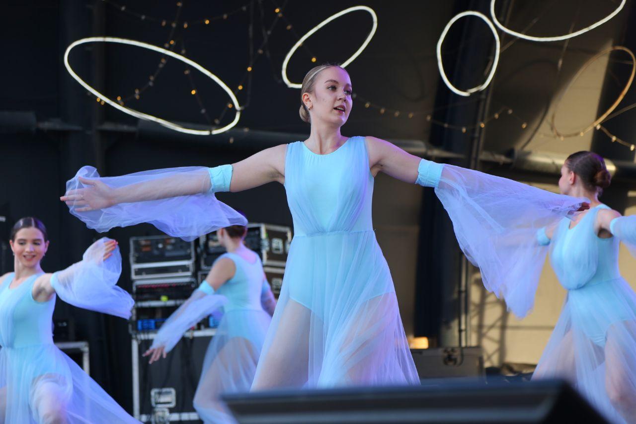 Фото Гигантская яичница и турнир по ловле рыбы. Опубликованы кадры масштабного «Пикник феста» на Михайловской набережной 66 - Сиб.ФМ Фото Гигантская яичница и турнир по ловле рыбы. Опубликованы кадры масштабного «Пикник феста» на Михайловской набережной 66