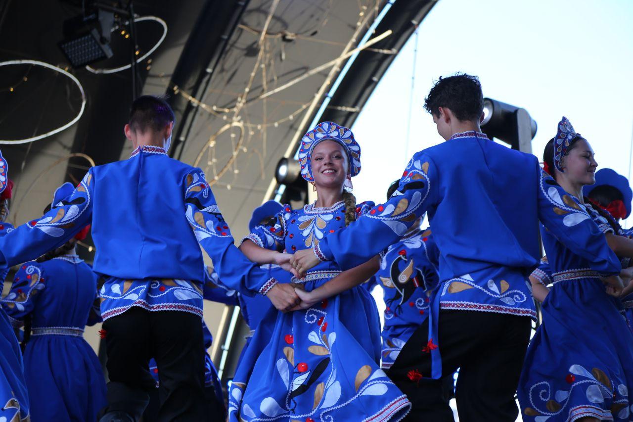 Фото Гигантская яичница и турнир по ловле рыбы. Опубликованы кадры масштабного «Пикник феста» на Михайловской набережной 67 - Сиб.ФМ Фото Гигантская яичница и турнир по ловле рыбы. Опубликованы кадры масштабного «Пикник феста» на Михайловской набережной 67