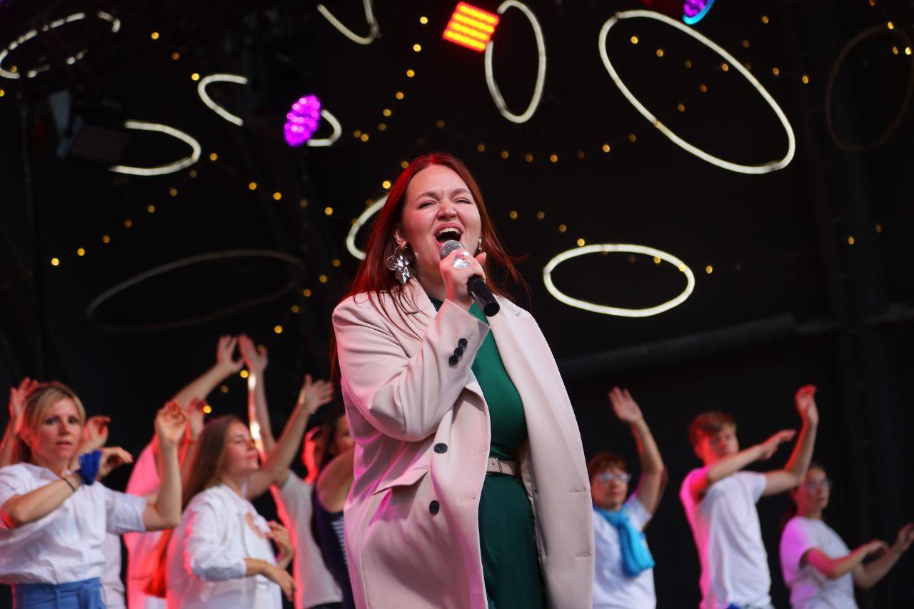 Фото Гигантская яичница и турнир по ловле рыбы. Опубликованы кадры масштабного «Пикник феста» на Михайловской набережной 78 - Сиб.ФМ Фото Гигантская яичница и турнир по ловле рыбы. Опубликованы кадры масштабного «Пикник феста» на Михайловской набережной 78