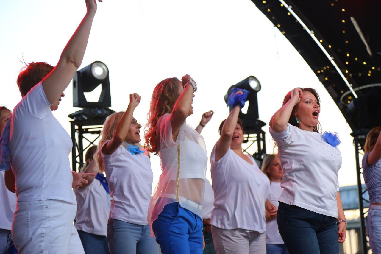 Фото Гигантская яичница и турнир по ловле рыбы. Опубликованы кадры масштабного «Пикник феста» на Михайловской набережной 76 - Сиб.ФМ Фото Гигантская яичница и турнир по ловле рыбы. Опубликованы кадры масштабного «Пикник феста» на Михайловской набережной 76