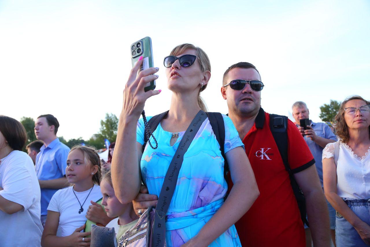 Фото Гигантская яичница и турнир по ловле рыбы. Опубликованы кадры масштабного «Пикник феста» на Михайловской набережной 75 - Сиб.ФМ Фото Гигантская яичница и турнир по ловле рыбы. Опубликованы кадры масштабного «Пикник феста» на Михайловской набережной 75