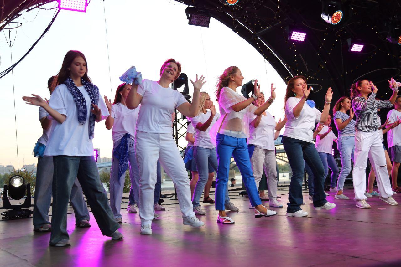 Фото Гигантская яичница и турнир по ловле рыбы. Опубликованы кадры масштабного «Пикник феста» на Михайловской набережной 72 - Сиб.ФМ Фото Гигантская яичница и турнир по ловле рыбы. Опубликованы кадры масштабного «Пикник феста» на Михайловской набережной 72