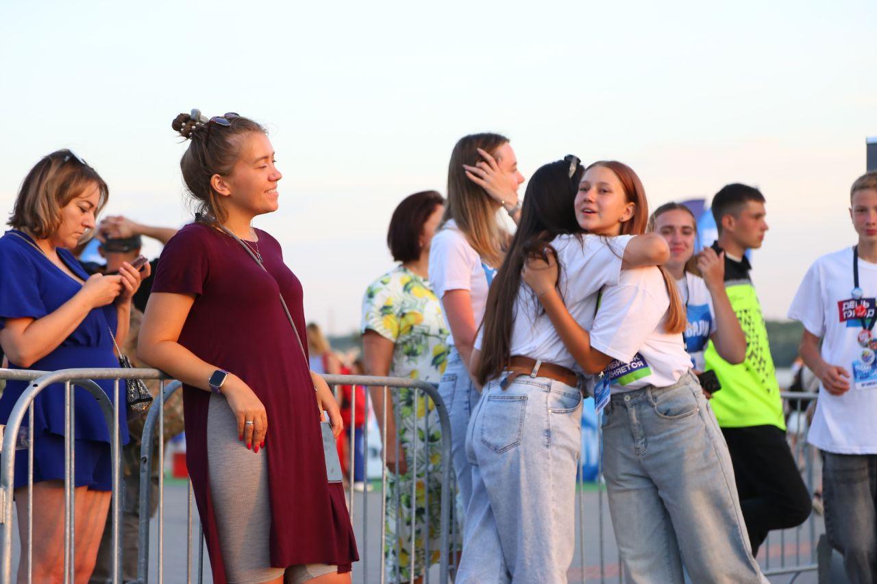 Фото Гигантская яичница и турнир по ловле рыбы. Опубликованы кадры масштабного «Пикник феста» на Михайловской набережной 70 - Сиб.ФМ Фото Гигантская яичница и турнир по ловле рыбы. Опубликованы кадры масштабного «Пикник феста» на Михайловской набережной 70