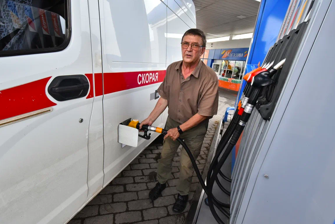 Фото «Спасибо, что хоть за 150 рублей можно заправиться»: репортаж с АЗС Новосибирска, где бензин стал роскошью 7